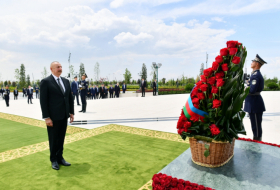  Präsident Ilham Aliyev besucht das Unabhängigkeitsdenkmal Usbekistans in Taschkent 