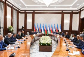   Präsidenten Aserbaidschans und Usbekistans hielten ein erweitertes Treffen ab  