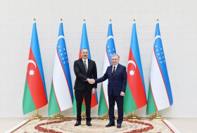   Präsidenten von Aserbaidschan und Usbekistan geben Presseerklärungen ab  