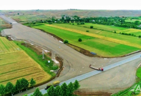   Aserbaidschan setzt den Bau der Ahmadbayli-Füzuli-Schuscha-Autobahn fort  