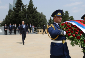 Russischer Außenminister ehrte die Erinnerung an aserbaidschanische Helden in der Allee der Märtyrer 