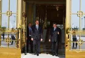   Präsident Ilham Aliyev kommt zu einem Besuch in Turkmenistan an  