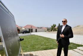   Präsident Ilham Aliyev macht sich mit Aufbauarbeiten in Ramana Siedlung vertraut -   VIDEO    