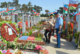   Führung des aserbaidschanischen Verteidigungsministeriums besucht zweite Allee der Märtyrer  