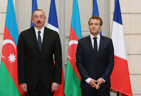   Präsident Ilham Aliyev gratuliert seinem französischen Amtskollegen  