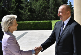   Präsident Ilham Aliyev hält ein erweitertes Treffen mit Präsidentin der Europäischen Kommission ab  