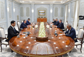   Präsident von Usbekistan empfängt aserbaidschanische Minister  