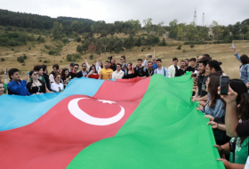   Teilnehmer des dritten Sommerlagers der aserbaidschanischen Diaspora-Jugend besuchen Dschidir Düzü  