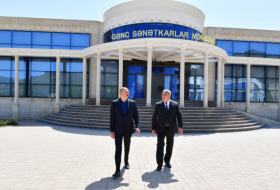  Präsident Ilham Aliyev nimmt an der Eröffnung des Zentrums für junge Künstler und des Museums für Staatssymbole in Aghsu teil 
