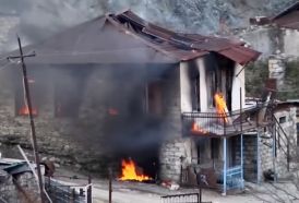  Armenier, die Latschin verlassen, brennen Häuser nieder -  VIDEO  