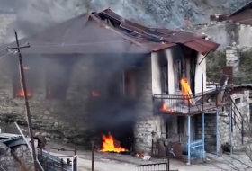  Armenier, die Latschin verlassen, brennen Häuser nieder -  VIDEO  