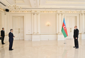   Präsident Ilham Aliyev erhält Beglaubigungsschreiben der neu ernannten Botschafter  