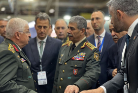  Aserbaidschanischer Verteidigungsminister trifft Generalstabschef der türkischen Streitkräfte 