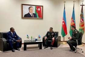   Aserbaidschanischer Verteidigungsminister trifft sich mit seinem ruandischen Amtskollegen  