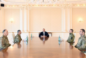   Oberbefehlshaber Ilham Aliyev hält ein operatives Treffen mit der Führung der Streitkräfte ab  