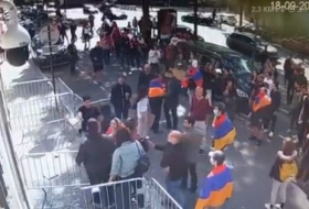   Armenische Radikale stürmen das Gebäude der aserbaidschanischen Botschaft in Paris –   VIDEO    