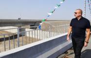  Präsident Ilham Aliyev sieht die laufenden Arbeiten an der Autobahn Barda-Aghdam 