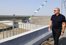  Präsident Ilham Aliyev sieht die laufenden Arbeiten an der Autobahn Barda-Aghdam 
