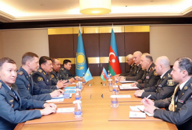  Chef des Generalstabs der aserbaidschanischen Armee traf sich mit seinem kasachischen Amtskollegen 