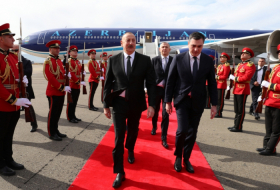  Präsident Ilham Aliyev trifft zu einem Arbeitsbesuch in Georgien ein - VIDEO