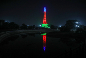   Minar-e-Pakistan leuchtete in den Farben der aserbaidschanischen Flagge  