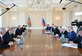   Präsident Aliyev und russischer Premierminister halten ein erweitertes Treffen ab  