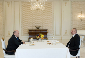   Präsident Aliyev führt ein Einzelgespräch mit dem russischen Premierminister  