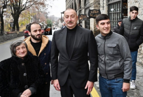   Präsident Ilham Aliyev und First Lady Mehriban Aliyeva trafen sich mit Einwohnern von Scheki  