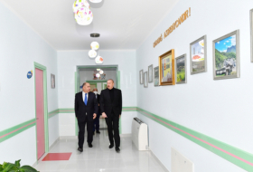   Präsident Aliyev sieht sich die Arbeit einiger Einrichtungen in Oguz an  