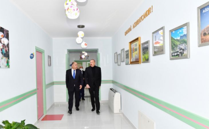   Präsident Aliyev sieht sich die Arbeit einiger Einrichtungen in Oguz an  