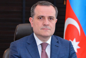   Aserbaidschanischer Außenminister reist zu einem Arbeitsbesuch nach Moskau  