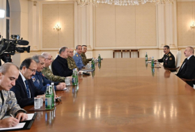   Präsident Aliyev bespricht militärische Ausbildungen mit dem Verteidigungsminister von der Türkei   