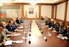 Aserbaidschanischer Verteidigungsminister trifft sich mit seinem türkischen Amtskollegen