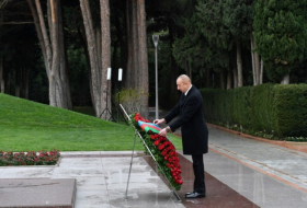   Ilham Aliyev besucht das Grab des Nationalleaders Heydar Aliyev  
