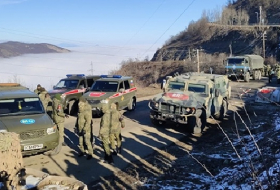  Russische Friedenstruppen bringen nach Protesten aserbaidschanischer Nichtregierungsorganisationen Arbeitskräfte und militärische Ausrüstung 