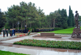   Führung des aserbaidschanischen Verteidigungsministeriums besucht die Ehrenallee  
