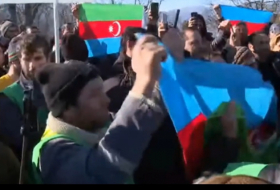   Aserbaidschaner setzen die Proteste in der Nähe von Schuscha fort und singen die Nationalhymne von Aserbaidschan -   VIDEO    