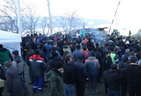  Aserbaidschanische Demonstranten bleiben in Zelten in der Nähe der Schuscha-Chankendi-Straße - VIDEO