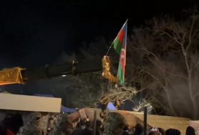  Aserbaidschanische Flagge weht über der Straße nach Chankendi  