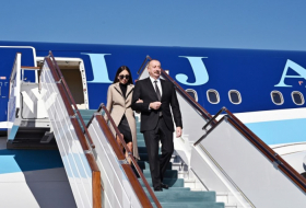   Präsident Ilham Aliyev und First Lady Mehriban Aliyeva kommen zu Besuch in Turkmenistan an  