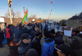   Aserbaidschaner setzen die Proteste in der Nähe von Schuscha am dritten Tag fort  