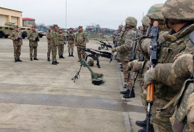   Chef des Generalstabs der aserbaidschanischen Armee überprüft die Kampfausbildung mehrerer Militäreinheiten  