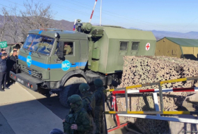   Versorgungsfahrzeuge der Friedenstruppen passieren ungehindert die Latschin-Straße  