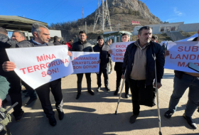   Aserbaidschanische Opfer von Minenexplosionen schließen sich den Protesten auf der Latschin-Chankendi-Straße an  