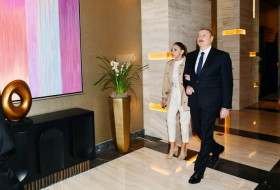  Präsident Ilham Aliyev, First Lady Mehriban Aliyeva nehmen an der Eröffnung des Ritz-Carlton Baku Hotels teil 