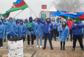   Friedliche Proteste auf der Latschin-Straße gehen trotz des sich verschlechternden Wetters weiter  