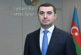   Aserbaidschanisches Außenministerium teilt einen Beitrag mit Aufnahmen von Autos, die ungehindert die Latschin-Straße passieren  