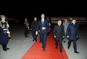   Serbischer Präsident trifft zu einem Arbeitsbesuch in Aserbaidschan ein  