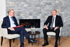  Ilham Aliyev traf sich in Davos mit dem Präsidenten und Vorsitzender der 