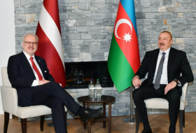   Präsident Ilham Aliyev hatte ein Treffen mit dem lettischen Präsidenten in Davos   - FOTOS    